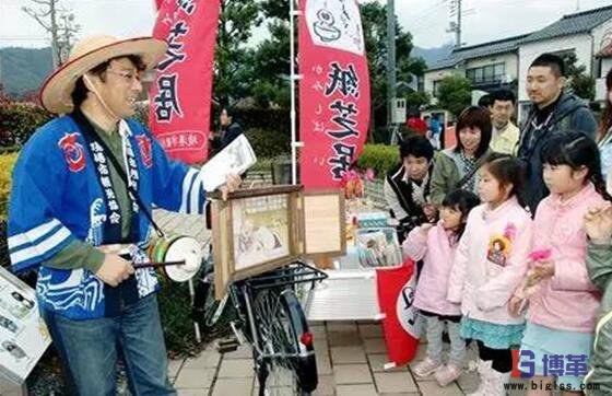 紙芝居板現(xiàn)場(chǎng)演示給孩子們看 紙芝居板現(xiàn)場(chǎng)演示